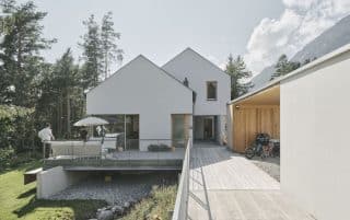 Štítová architektura rodinného domu v inovativním konceptu „dům v domě“ takřka uprostřed lesa s potokem
