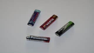 Test nabití tužkových baterek bez voltmetru. Jediné, co je potřeba, je všudypřítomná gravitace