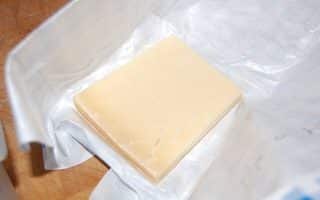 Ušetřete na nákupu sýru typu Čedar 800 Kč měsíčně. Návod na výrobu z 1 litru obyčejného mléka