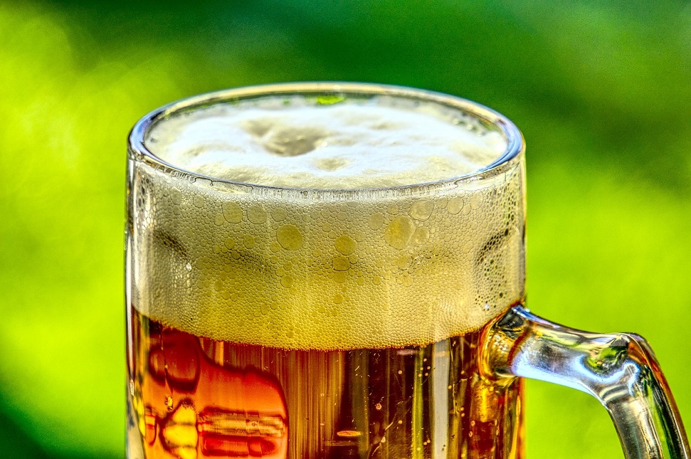 pivo ve sklenici