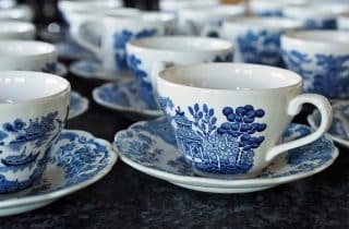 Stačí prodat jeden hrnek a jste v balíku: Neválí se vám doma starý porcelán? Dostanete za něj 10 000 Kč