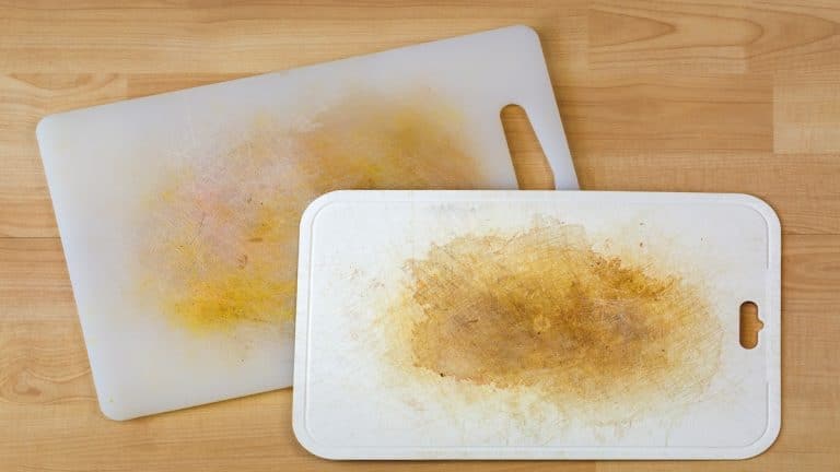 Špinavé kuchyňské prkénko není nutné umývat v ruce. Vyčistit ho je možné na pár sekund za pomoci citronu nebo octa