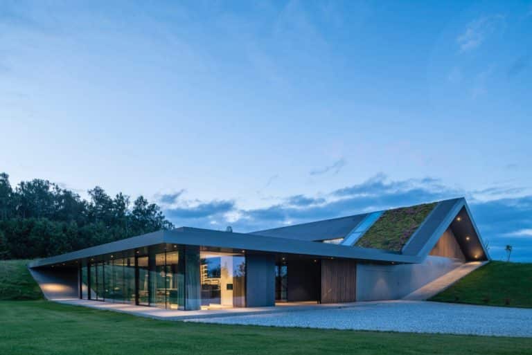 Zelená střecha a venkovní schodiště: Unikátní design v kopcích