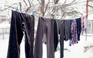 Sušení prádla v teplotách pod bodem mrazu má svá specifika. Důležité je množství, správné rozmístění nebo použití tenisových míčků