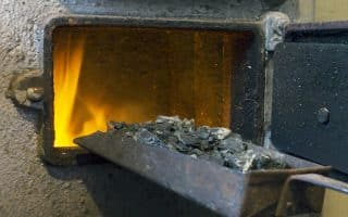 Vytápění uhlím lze nahradit levnější variantou. S patřičnou úpravou kotle lze ušetřit pálením ovsa