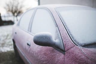 Rozmrazovač oken může poškodit plastové a lakované části vozu. Volte raději staré dobré škrábání
