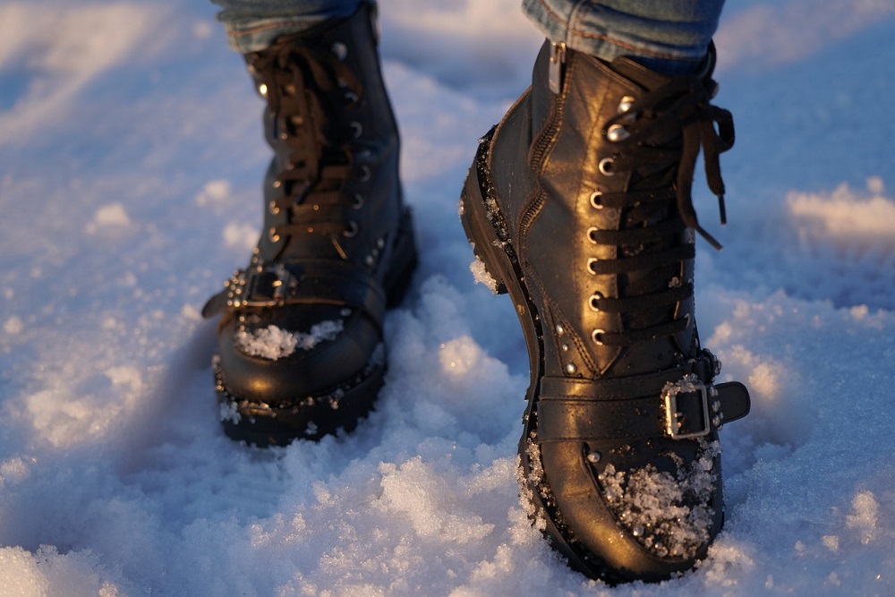 zimní boty na sněhu