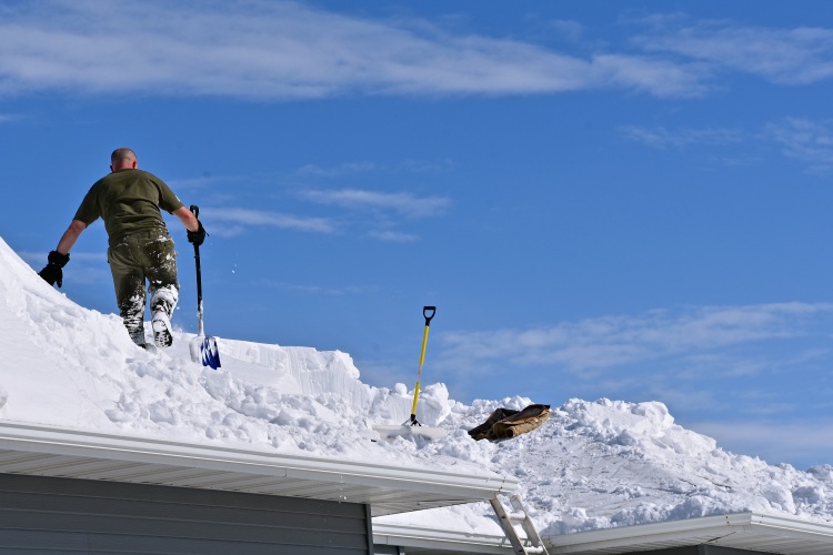 Úklid sněhu ze střechy