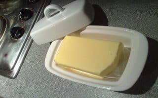 Na nákupu másla lze ušetřit stovky korun měsíčně. Vyrobte si ho doma, zásadní je výběr vhodné smetany a kuchyňské nástroje