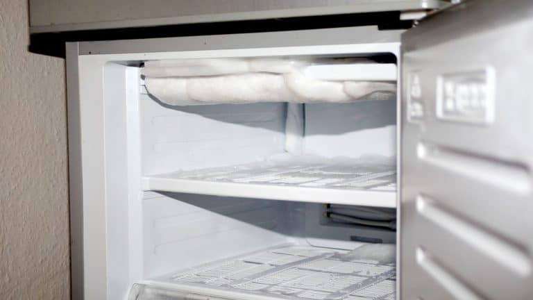 Namrzající stěna ledničky zvyšuje spotřebu energie. Vyřešit to lze správným plněním a nastavením spotřebiče