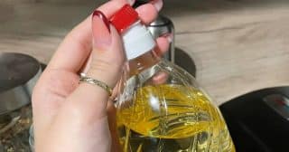 Zátka na lahvi od oleje ukrývá nevídanou funkci, která usnadní práci. Vyhazovaný kus plastu lze použít jako nálevku