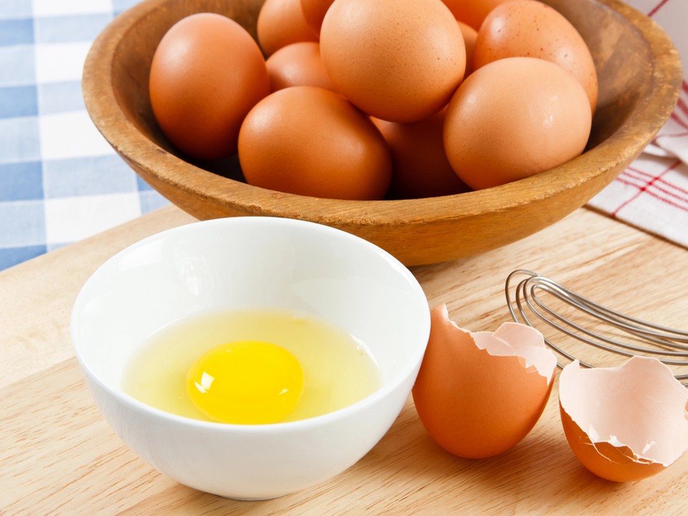 Rozklepnuté syrové vejce
