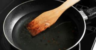Staré vařečky nemusí hned skončit v odpadkovém koši. Zažranou špínu pomůže odstranit jedlá soda nebo vrstva soli