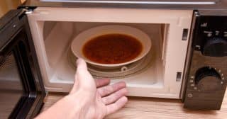 Kuchařská vychytávka, jak se nespálit o horké jídlo z mikrovlnky. Pomůže talíř vyndaný z mrazáku