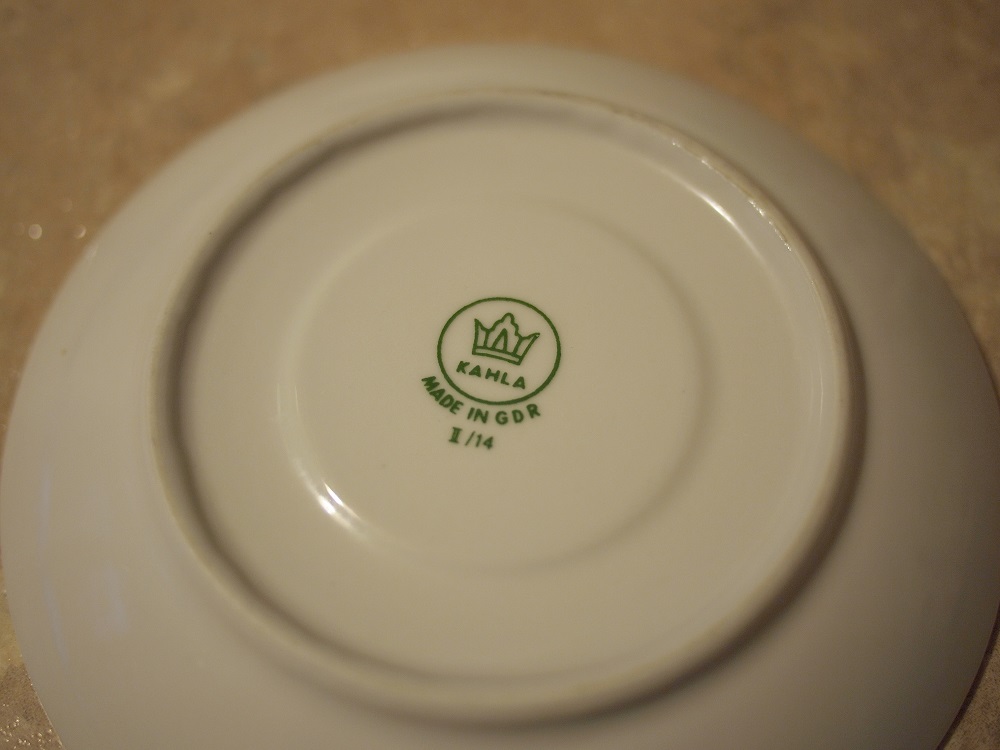 Porcelánový talíř s označením