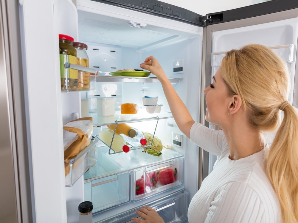 Žena u otevřené lednice