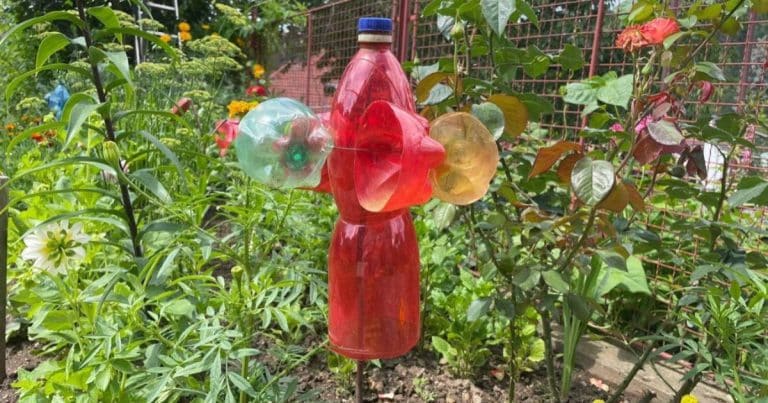Jak ze zahrady vyhnat krtka: K výrobě plašičky stačí pár PET lahví