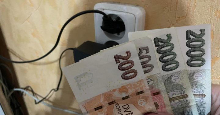 penize bankovka zasuvka elektrina