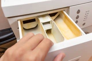O kus snadnější čištění pračky: V zásuvce je ukryté tlačítko, díky kterému se dá vyndat zásobník na prací gel a aviváž