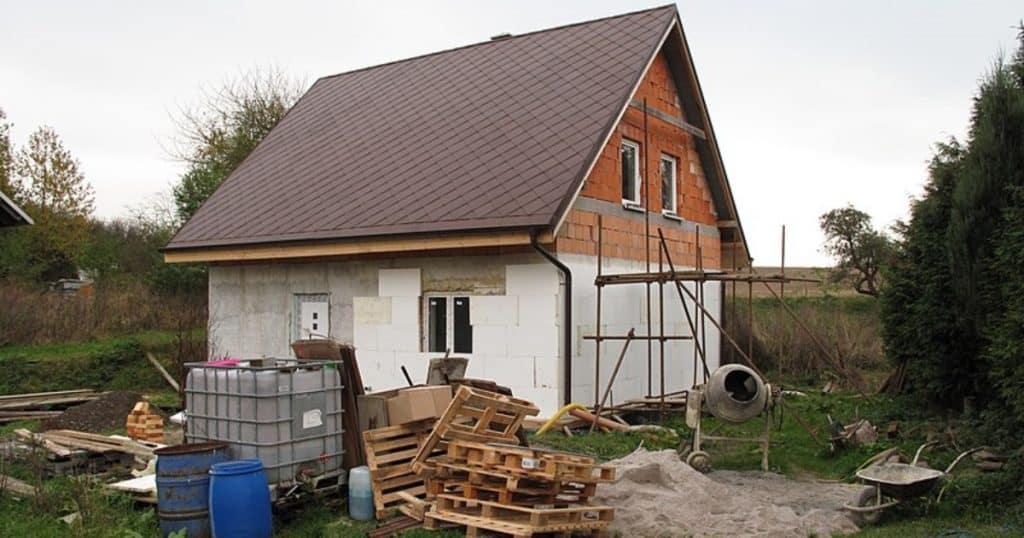 stavba dum leseni palety