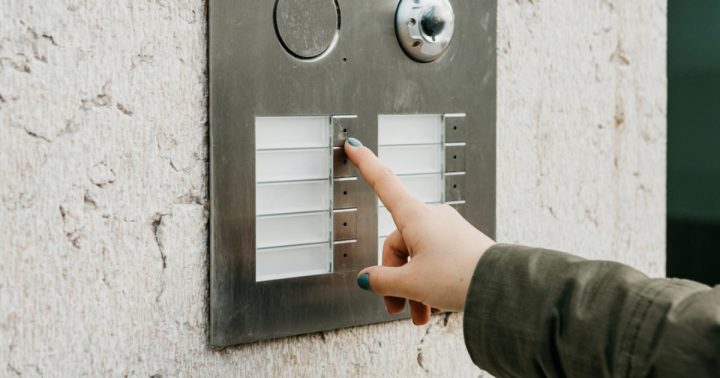 zvonky panelak ruka