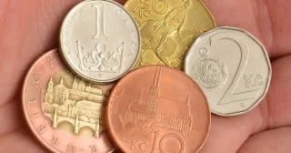 Někdo z nás má v peněžence vzácnou minci a ani o tom neví. Hledají se tyhle pětikoruny a desetikoruny. Dostanete za ně stovky tisíc korun