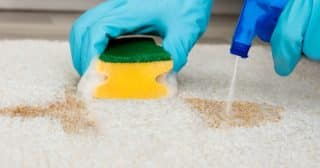 Hloubkové čištění koberců: Stačí v horké vodě rozpustit 1 tabletu do myčky
