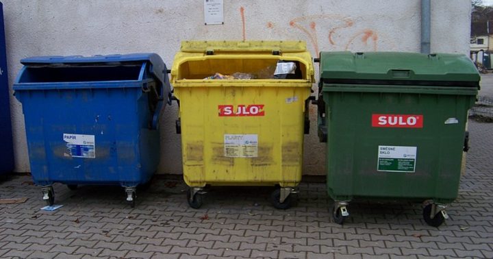 kontejnery zeleny zluty modry