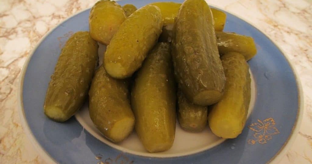 nakladane okurky talir