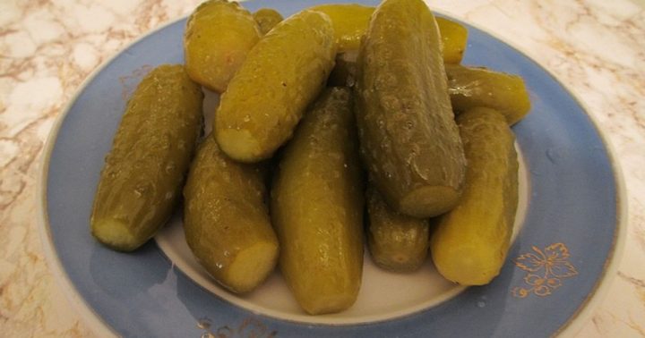 nakladane okurky talir
