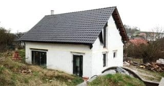 Kdo bude v roce 2024 chtít bydlet ve vlastním, zaplatí mastnou pokutu. Spousta Čechů se nedoplatí, týká se to i vás?