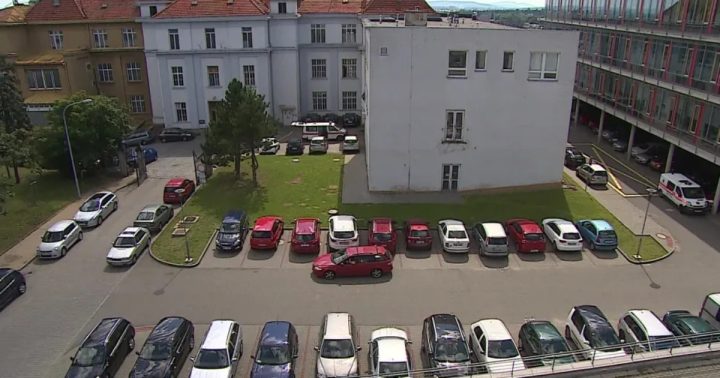 parkoviste panelak auta