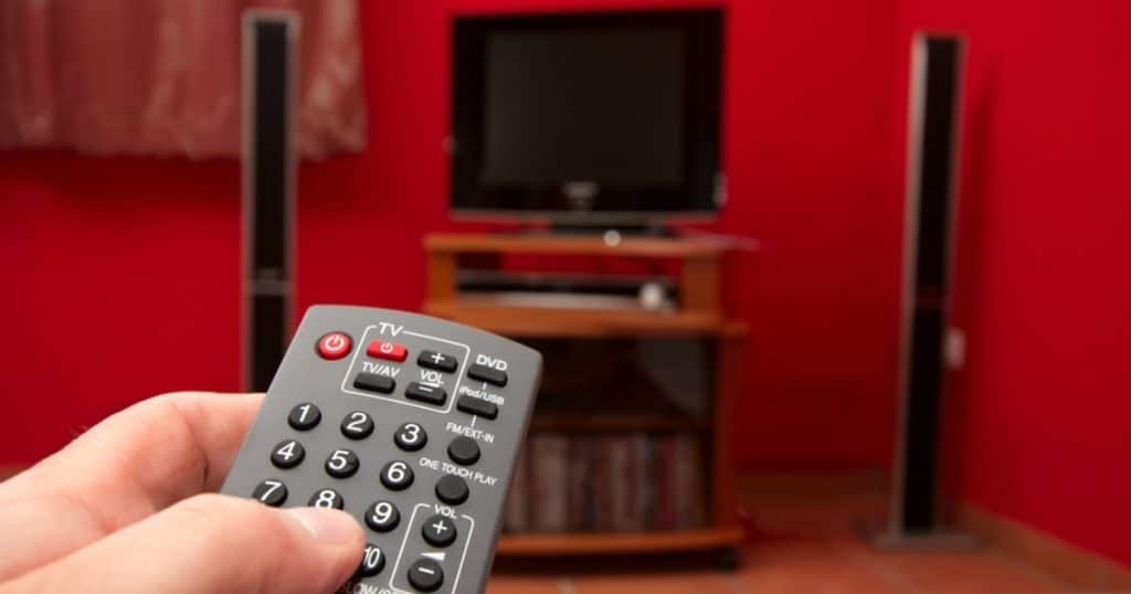 televize ovladac cervena stena