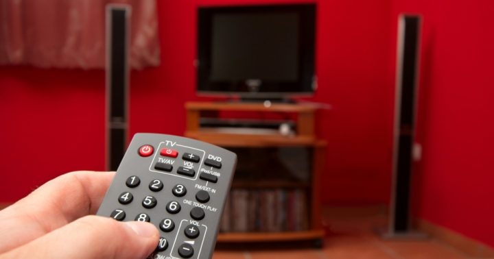 televize ovladac cervena stena