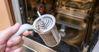 Proč myčka dokonale neumyje některé nádobí: Za problémem může stát zanesený filtr