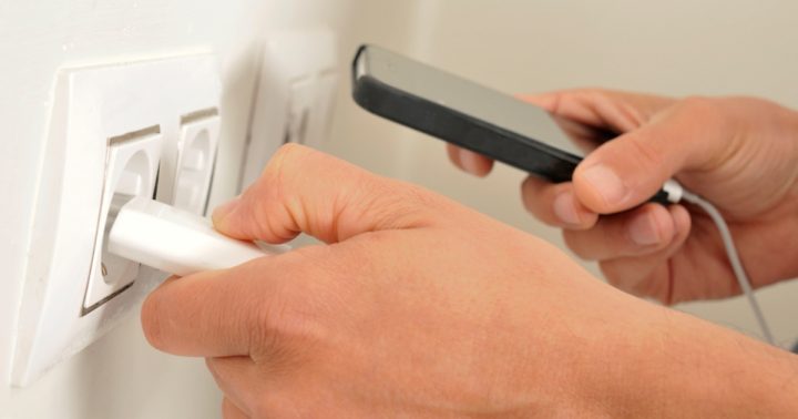 zasuvka telefon nabijecka