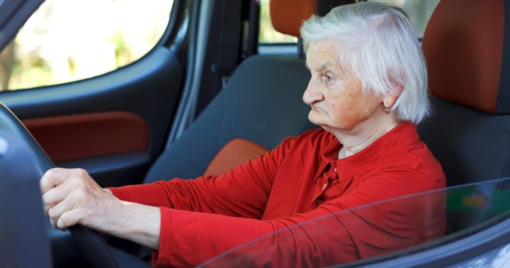duchodkyne babicka seniorka auto
