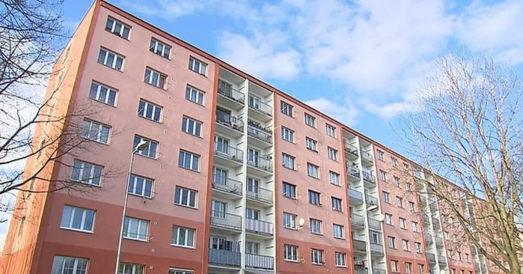 panelak ruzova barva
