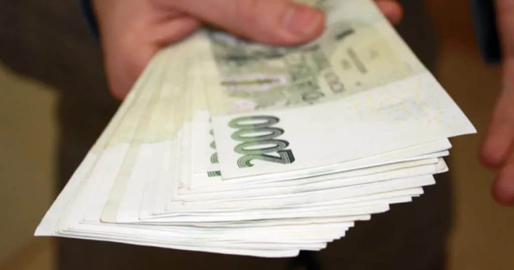 penize dvoutisice balik koruny