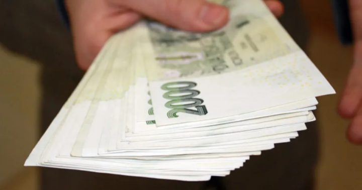 penize dvoutisice balik koruny