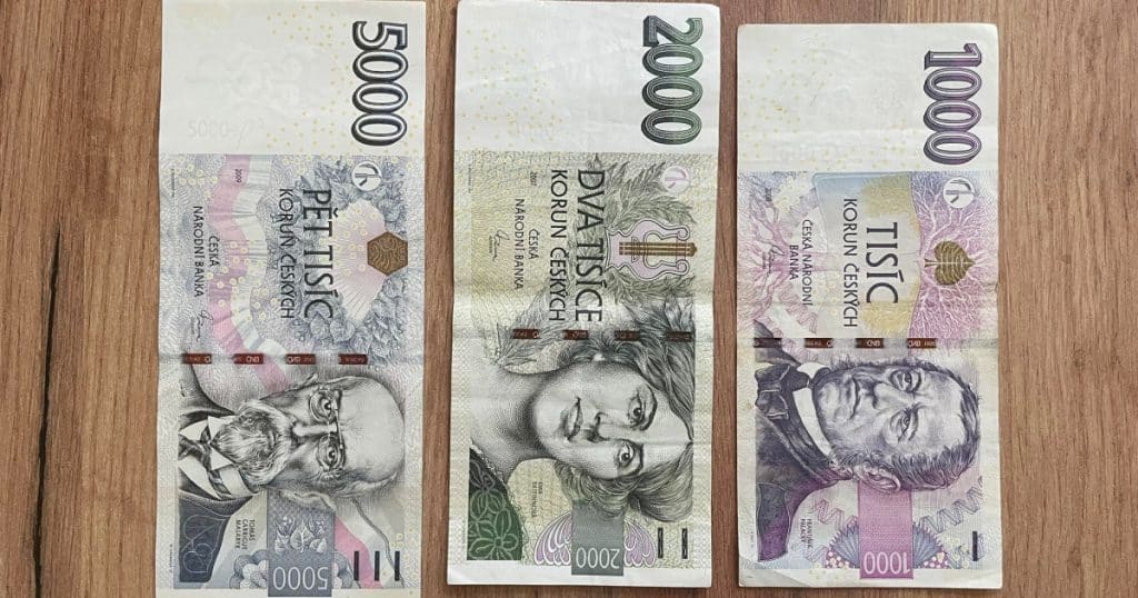 bankovky stul