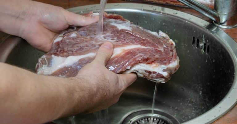 Omývání masa před jeho přípravou je zbytečný risk. Bakterie se tak mohou rozšířit po celé kuchyni