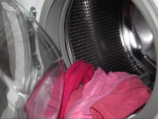 Dvířka pračky by po doprání nikdy neměla zůstat zavřená. Jinak se v ní začne tvořit plíseň