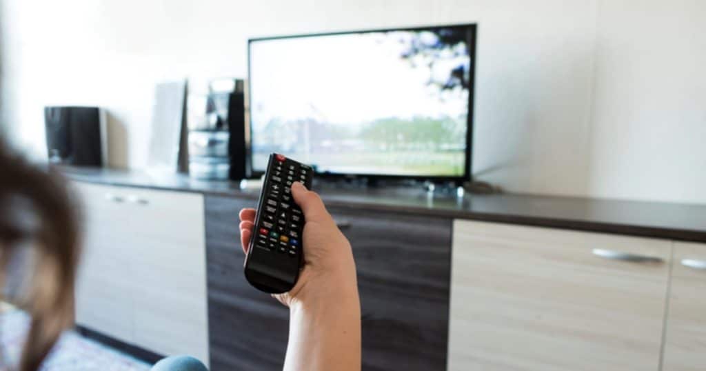 televize ovladac zena