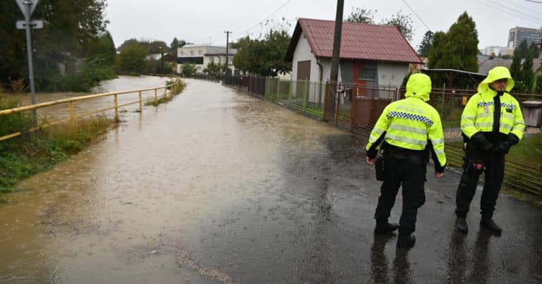 policie povodne hlidka