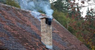 Vyčistit komín je hračka. Stačí spálit bramborové slupky a návštěva kominíka už nebude potřeba