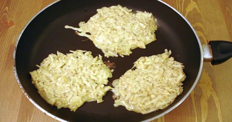 Babiččino tajemství dokonalých bramboráků zahrnuje i výběr správné mouky a brambor. A vsadit můžete i na strouhanku.