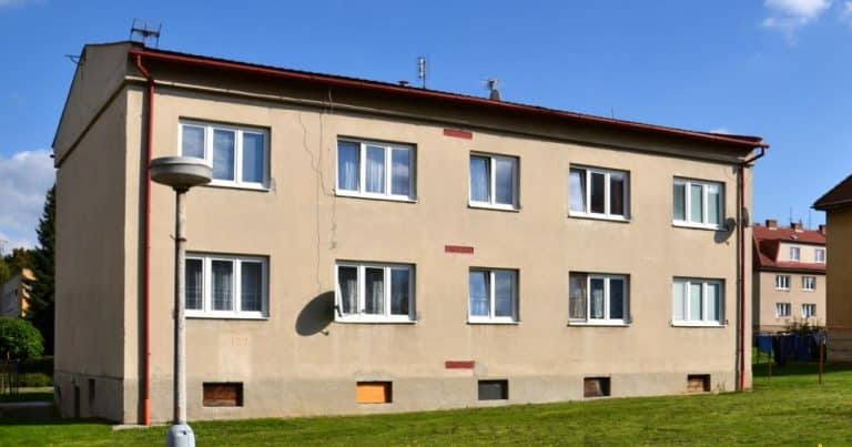 Ruší vás hlučný soused? Jeden papír to může definitivně vyřešit