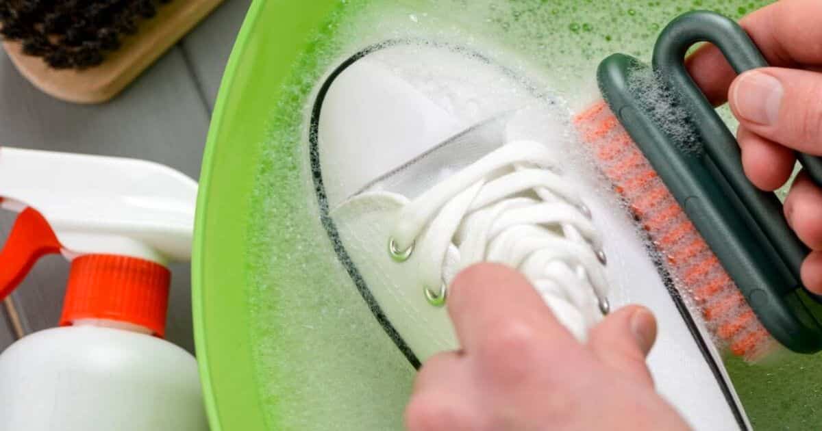 Boty budou zase zářivě bílé. Se špínou si poradí domácí pasta ze sody a citronu