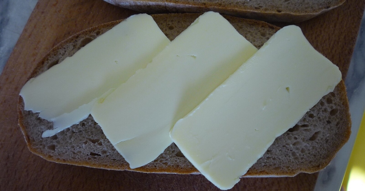 Domácí máslo zvládnete hravě jen z pár surovin
